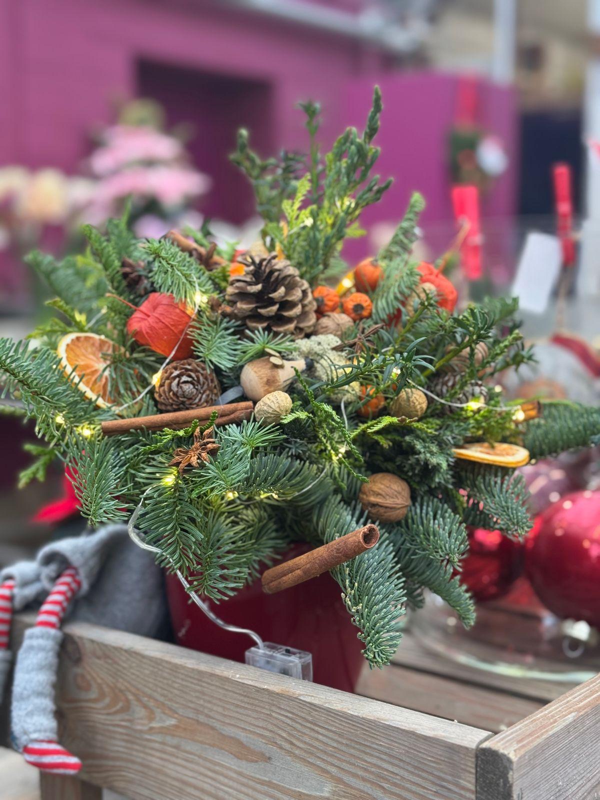 Adventskränze und weihnachtliche Dekoration